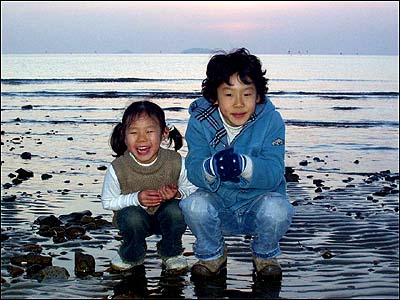 겨울바다가 마냥 좋은 아이들. 물결을 담은 모래가 아름답다. 